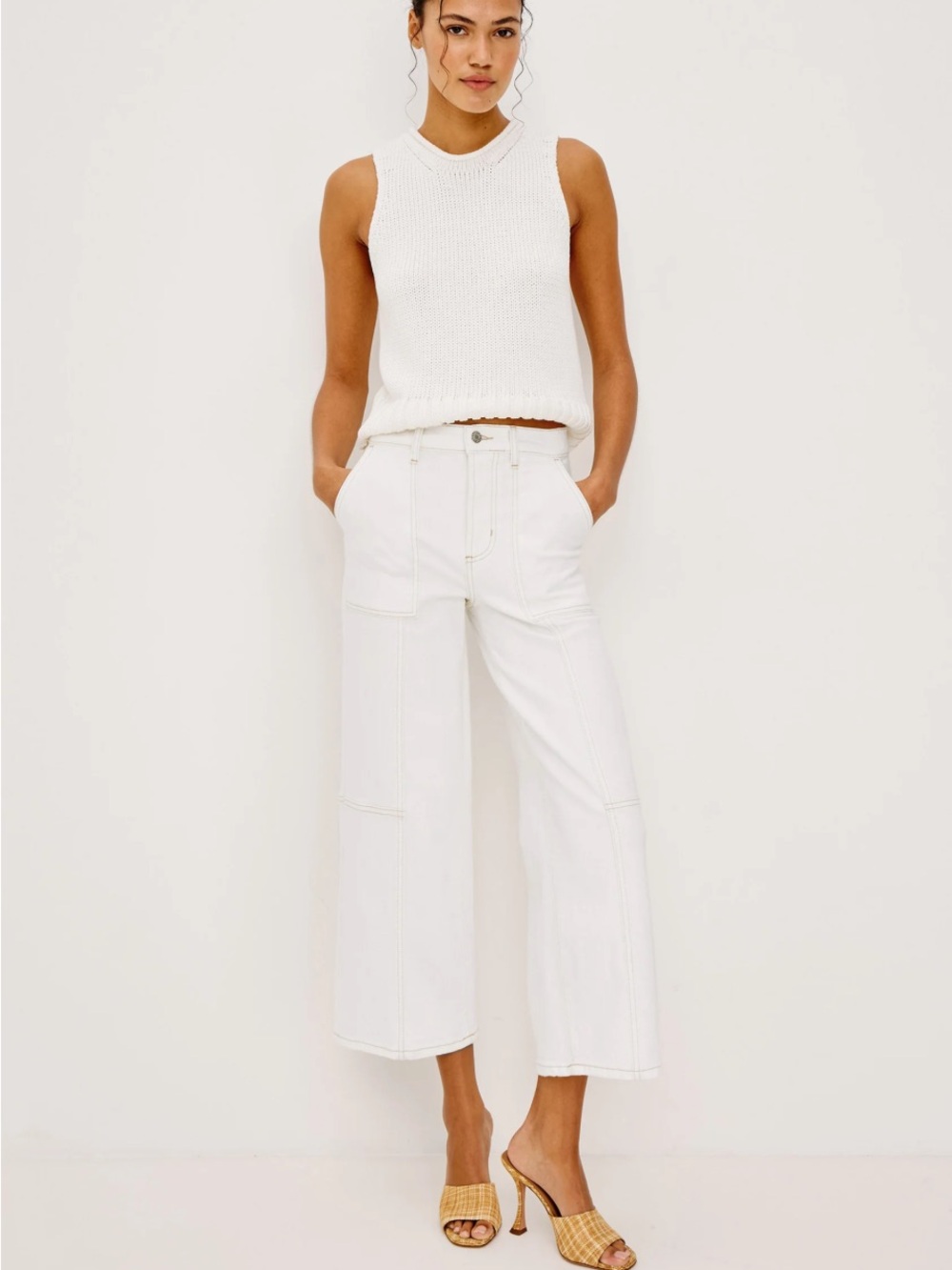 Rails Getty Crop Wide Leg
Vintage Ecru Contrast Stitch
$295 (worn in photo only)